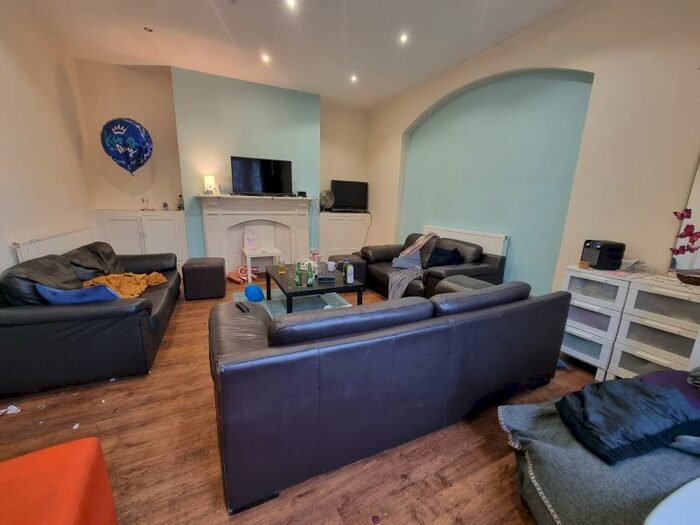 12 Bedroom Terraced House To Rent In Grosvenor Road, Hyde Park, LS6