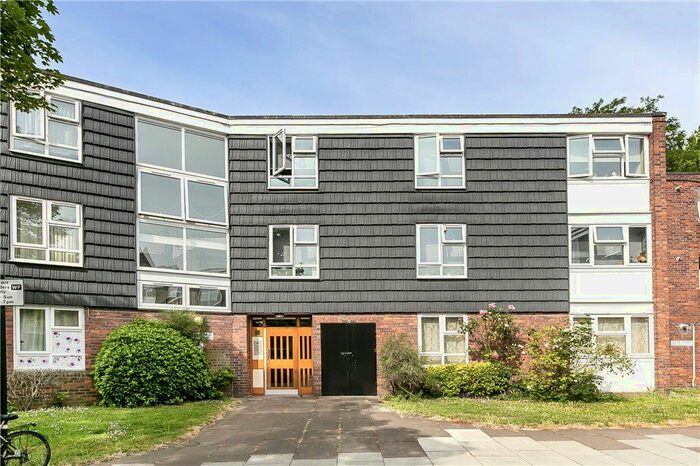 3 Bedroom Flat To Rent In Este Road, London, SW11