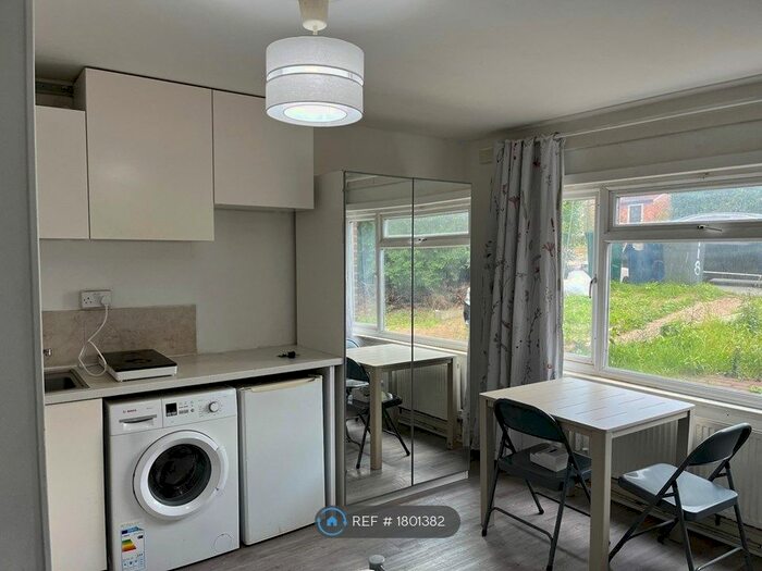 Studio To Rent In Clitterhouse Road, London, NW2