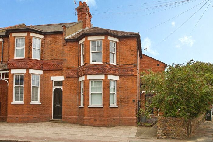2 Bedroom Maisonette For Sale In Totteridge Lane, London, N20