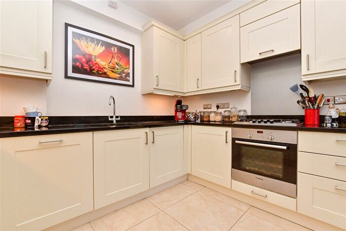2 Bedroom Flat For Sale In North Street, Leatherhead, Surrey, KT22