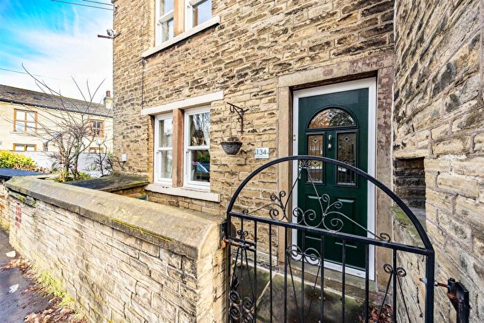 3 Bedroom Semi-Detached House For Sale In Bradford Road, Brighouse, HD6