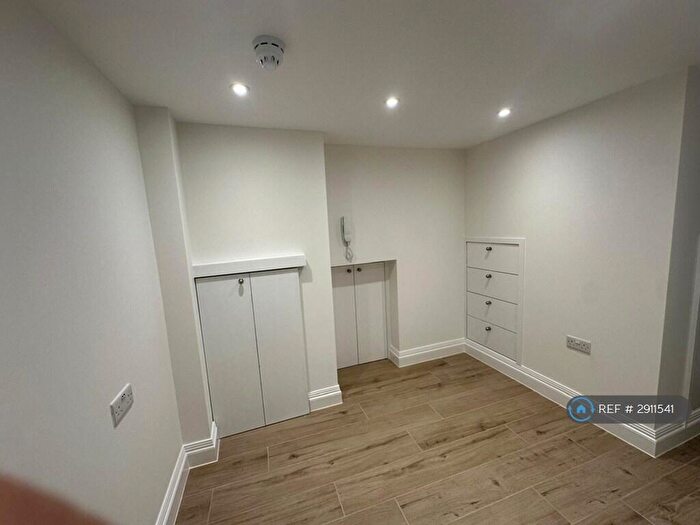 Studio To Rent In Bowes Road, London, N11
