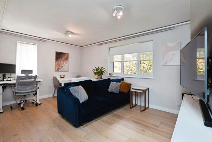 1 Bedroom Flat For Sale In Pittman Gardens, Ilford, Essex, IG1