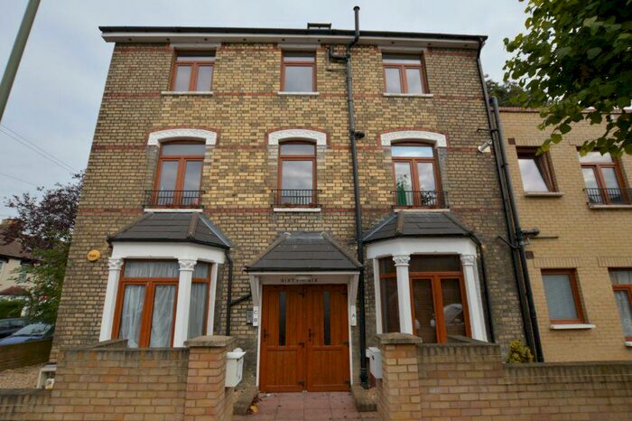 2 Bedroom Apartment To Rent In Parkhurst Road, Friern Barnet, N11