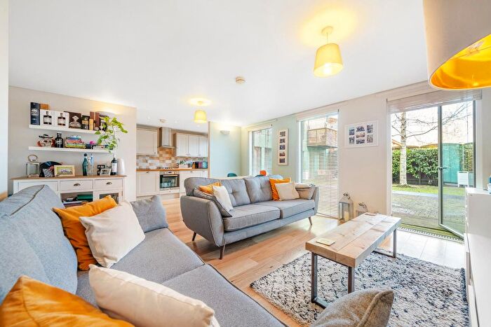 2 Bedroom Flat To Rent In Balham Grove, SW12