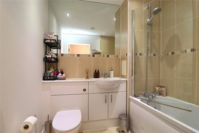 2 Bedroom Flat For Sale In Guildford Road, Woking, Surrey, GU22
