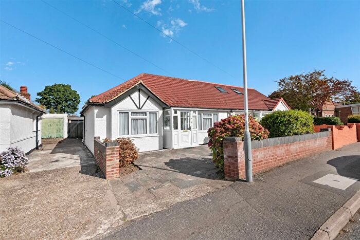 2 Bedroom Bungalow For Sale In Yeading Gardens, Hayes, UB4