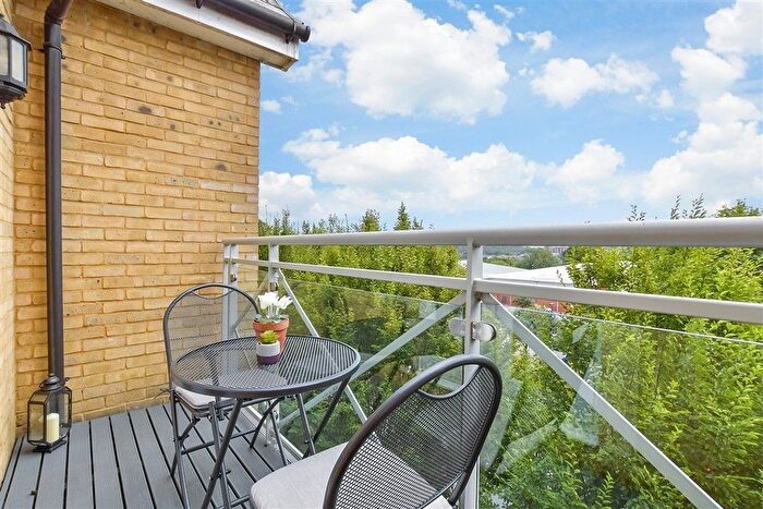 2 Bedroom Flat For Sale In Queensgate, Maidstone, Kent, ME16