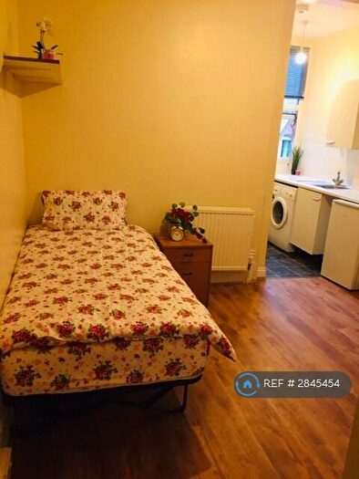 Studio To Rent In Green Lanes, London, N8