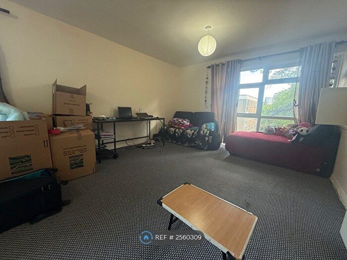 3 Bedroom Flat To Rent In Bonchurch Close, Sutton, SM2