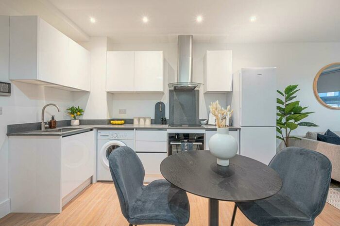 1 Bedroom Flat To Rent In Steeplemount House, Enfield, EN2