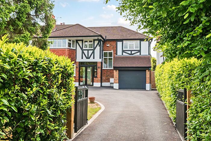 4 Bedroom Semi-Detached House For Sale In Cobham Road, Fetcham, KT22