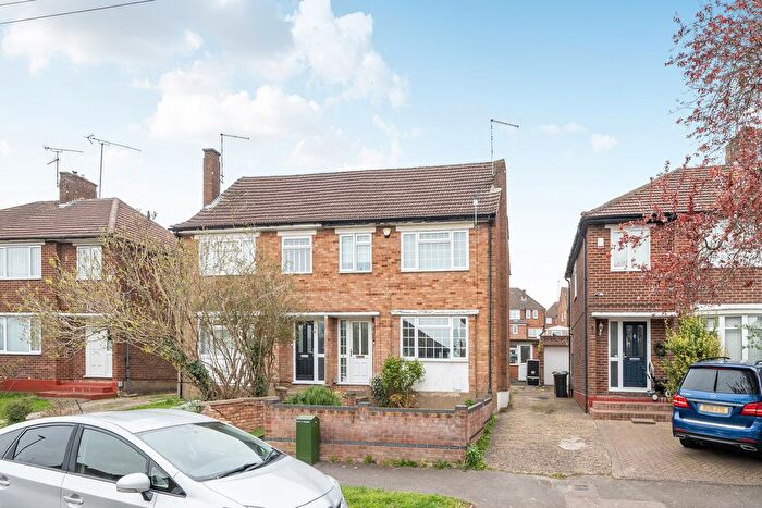 3 Bedroom Semi-Detached House For Sale In Pennine Avenue, Luton, LU3