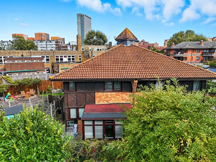 2 Bedroom Semi Detached House For Sale In Friars Mead, London, Greater London, E14