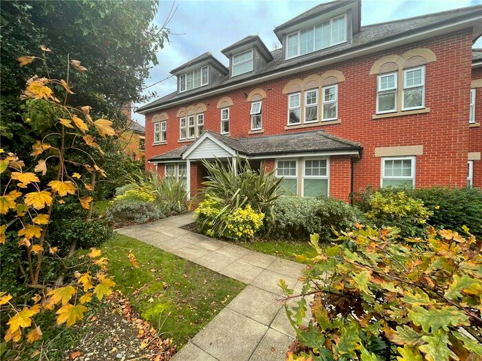 2 Bedroom Flat To Rent In Claremont Avenue, Woking, Surrey, GU22