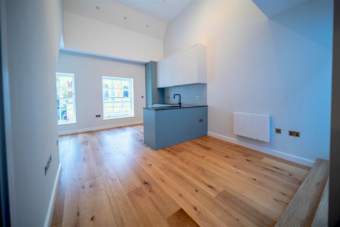 2 Bedroom Flat To Rent In George Street, Richmond, TW9