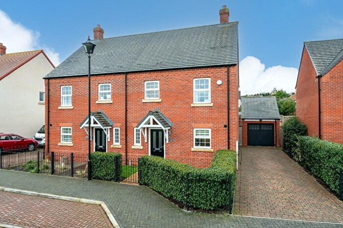 3 Bedroom Semi-Detached House For Sale In Barn View, Edlesborough, LU6