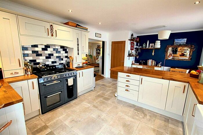3 Bedroom Detached Bungalow For Sale In Parc Y Plas, Aberporth, Cardigan, SA43