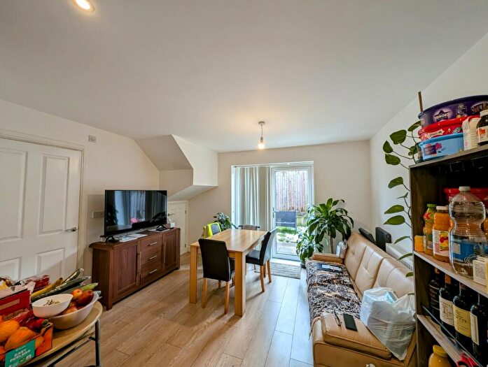 2 Bedroom House To Rent In Paddock View, Doncaster, Uk, DN1