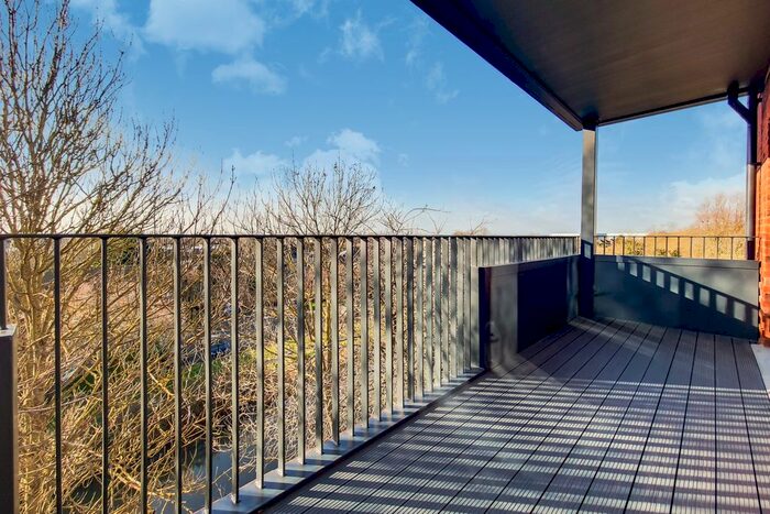 2 Bedroom Flat To Rent In Streamside House, Feltham TW14