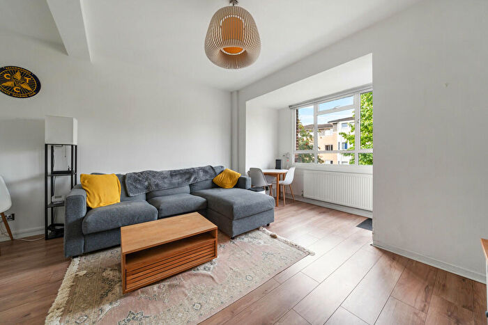 2 Bedroom Apartment To Rent In Wray Crescent, N4