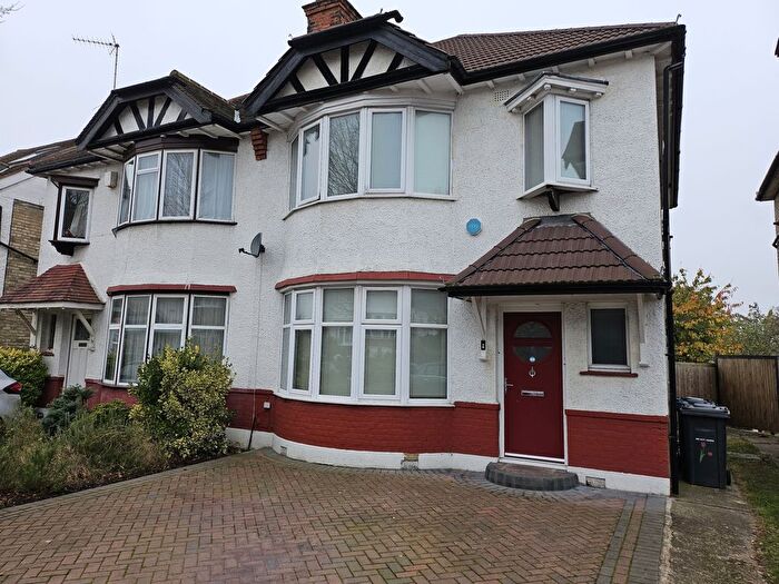 3 Bedroom Semi-Detached House To Rent In Courthouse Road, London, N12