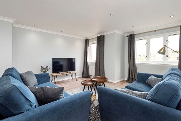 3 Bedroom Flat To Rent In Learmonth Avenue, Edinburgh, EH4