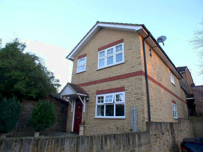 1 Bedroom Flat To Rent In Oatlands Drive, Weybridge, KT13