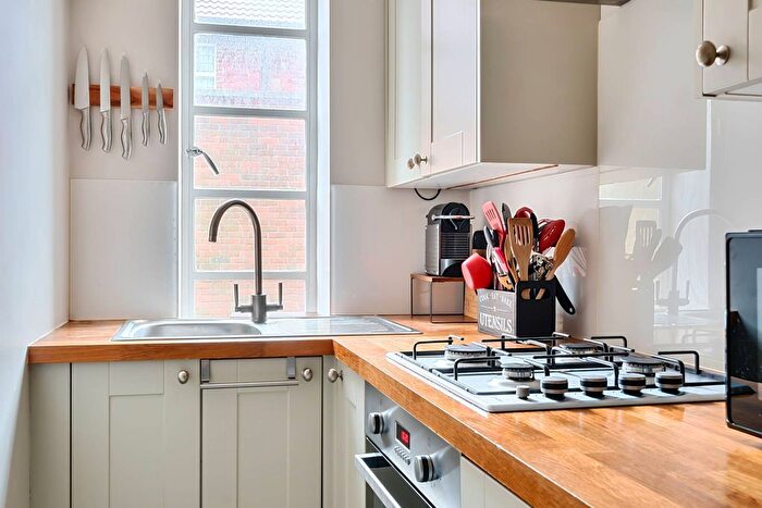 2 Bedroom Maisonette To Rent In Shepherds Bush Road, Hammersmith, London, W6