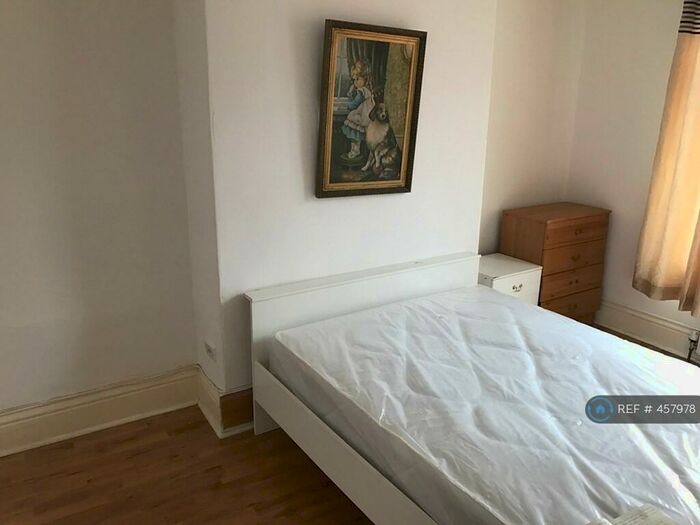 2 Bedroom Flat To Rent In Whitehall Road, Gateshead, NE8