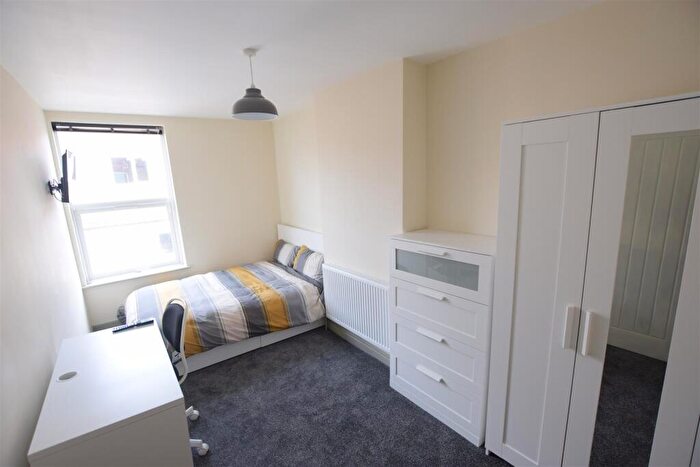 2 Bedroom Flat To Rent In Newland Street West - Student House - /, LN1