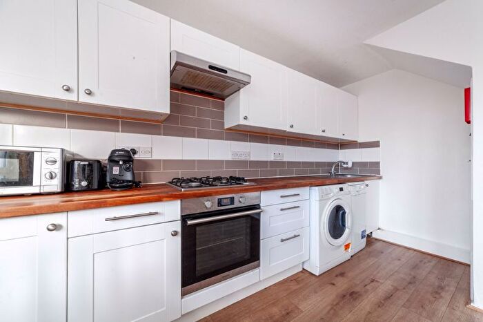 4 Bedroom Flat To Rent In Battersea Bridge Road, Battersea, London, SW11