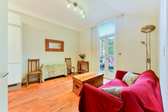 2 Bedroom Apartment To Rent In Gunter Grove, Chelsea, London, SW10