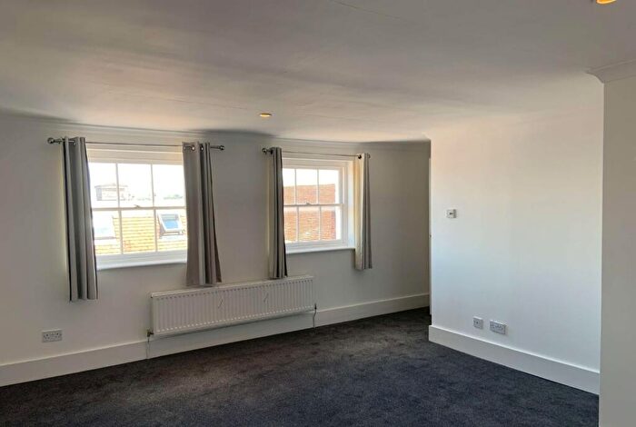 2 Bedroom Apartment To Rent In High Street, Rochester, Kent, ME1