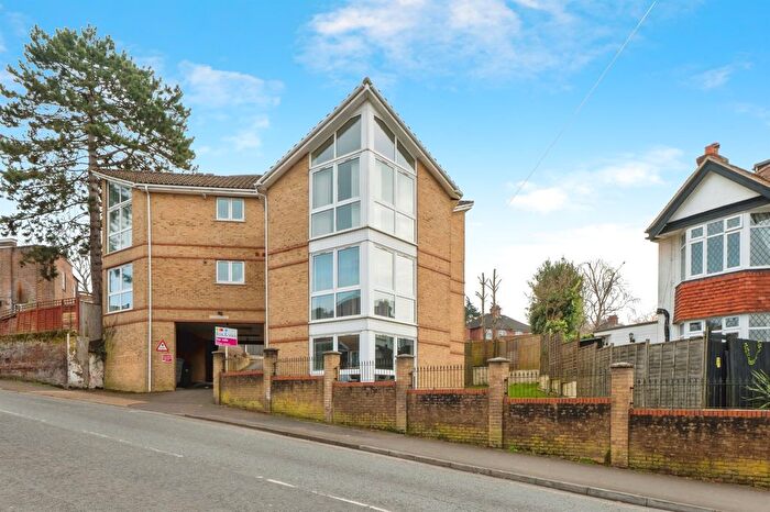 2 Bedroom Flat For Sale In Woodmill Lane, Southampton, SO18