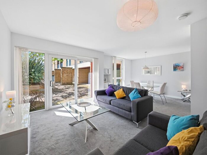1 Bedroom Flat For Sale In Kimmerghame Path, Edinburgh, EH4