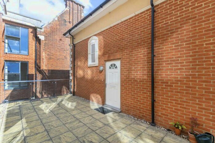 2 Bedroom Flat To Rent In Victoria Road, Surbiton, KT6