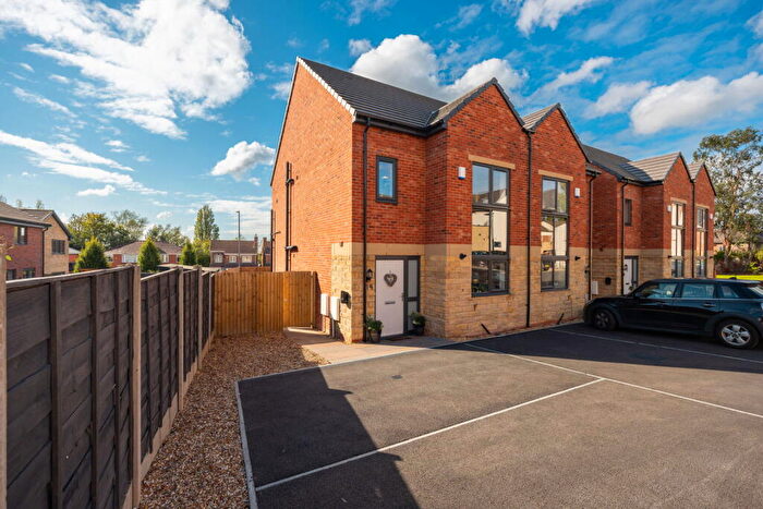3 Bedroom Semi-Detached House For Sale In Chaddock Hall Drive, Worsley, Manchester, M28