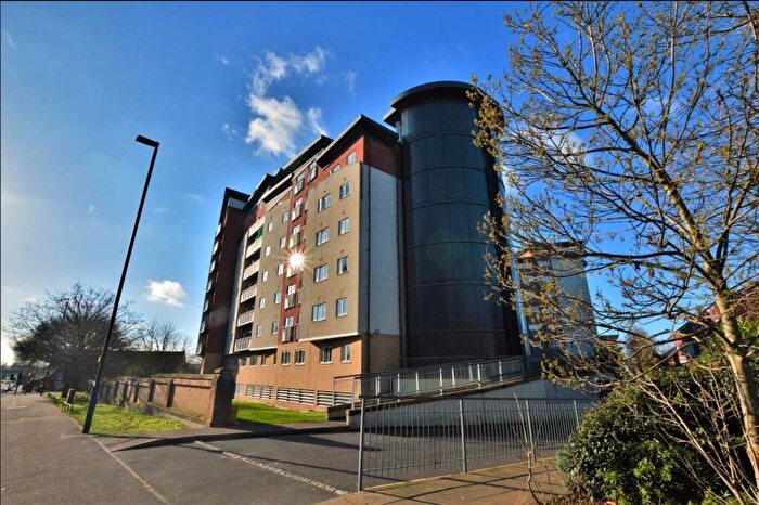 2 Bedroom Flat For Sale In Aspects Court, Slough, SL1