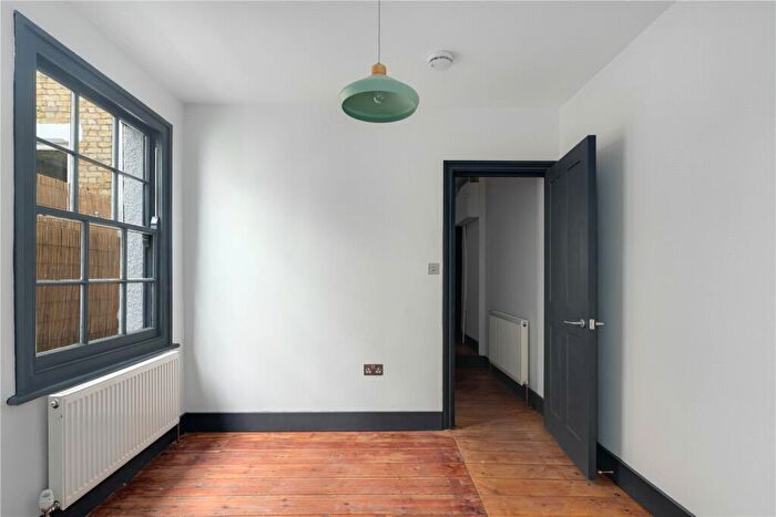 1 Bedroom Flat To Rent In Senrab Street, Stepney Green, London, E1