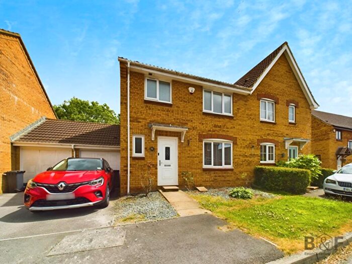 3 Bedroom Semi-Detached House For Sale In Elizabeth Way, Mangotsfield, BS16