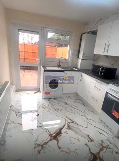 2 Bedroom Flat For Sale In Whiteoaks Lane, Greenford, Greater London, UB6