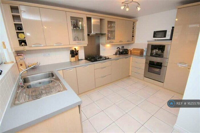 3 Bedroom Terraced House To Rent In Padstow Road, Swindon, SN2