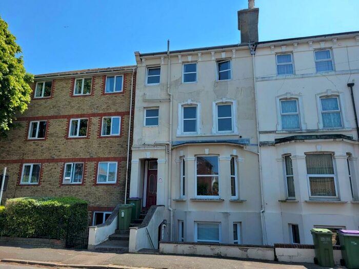 2 Bedroom Flat To Rent In Lennard Road, Folkestone, CT20