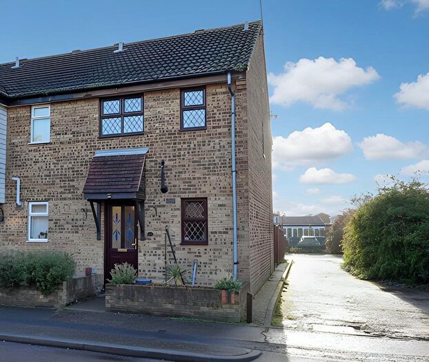 2 Bedroom End Of Terrace House For Sale In Herongate, Shoeburyness, SS3