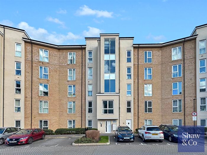 2 Bedroom Flat For Sale In Mayfair Court, Hunting Place, Heston, TW5