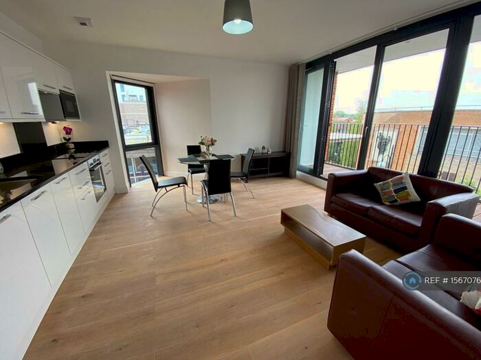 2 Bedroom Flat To Rent In The Broadway, Crawley, RH10