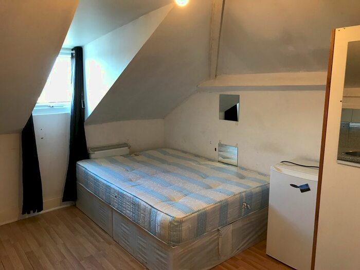 Studio To Rent In Pownall Gardens, Hounslow, TW3