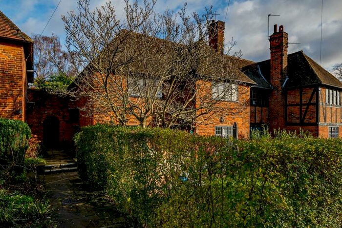 3 Bedroom Maisonette To Rent In Edmunds Walk, N2